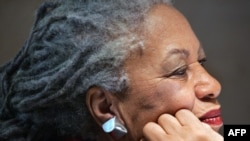 ARCHIVO- La novelista estadounidense Toni Morrison asiste a una conferencia de prensa en el museo del Louvre en París, en 2006. Morrison, la primera mujer afroamericana en ganar el Premio Nobel de Literatura, murió en Nueva York, la noche del 5 de agosto de 2019.