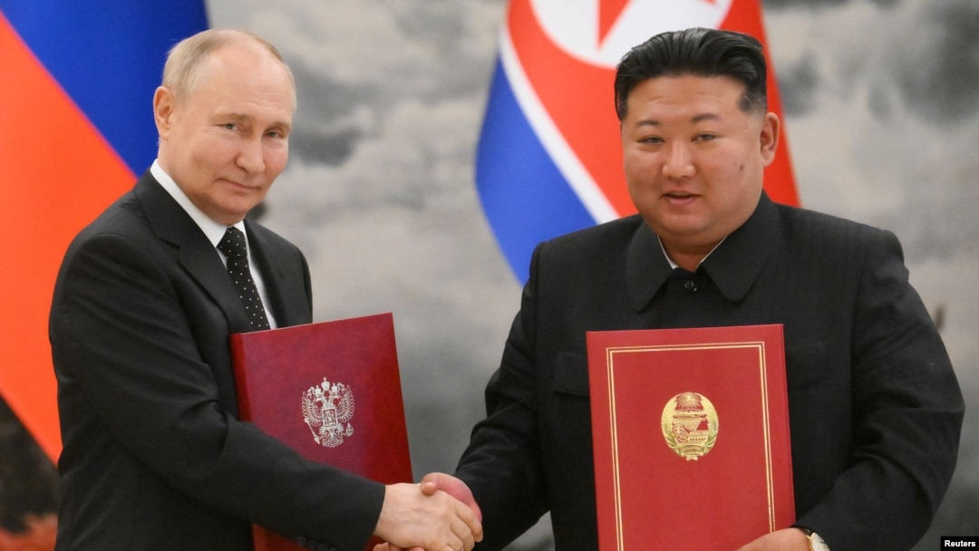 2024년 6월 19일 북한을 방문한 블라디미르 푸틴 러시아 대통령과 김정은 북한 국무위원장이 포괄적 전략동반자 협정에 서명 후 악수를 나누고 있다.
