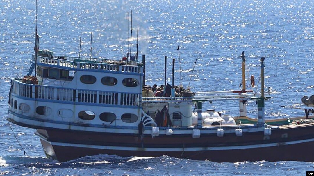 Meli ya uvuvi ya Iran iliyokuwa imetekwa nyara na maharamia katika pwani ya Somalia. Picha na INDIAN NAVY / AFP.
