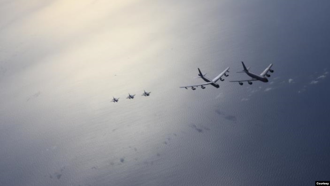 지난해 7월 미 공군 소속 B-52 폭격기 1대와 KC-135 공중급유기 1대가 일본 항공자위대 소속 F-2 전투기 4대와 비행훈련을 했다. (자료사진) 사진 = 주일미군 제공.