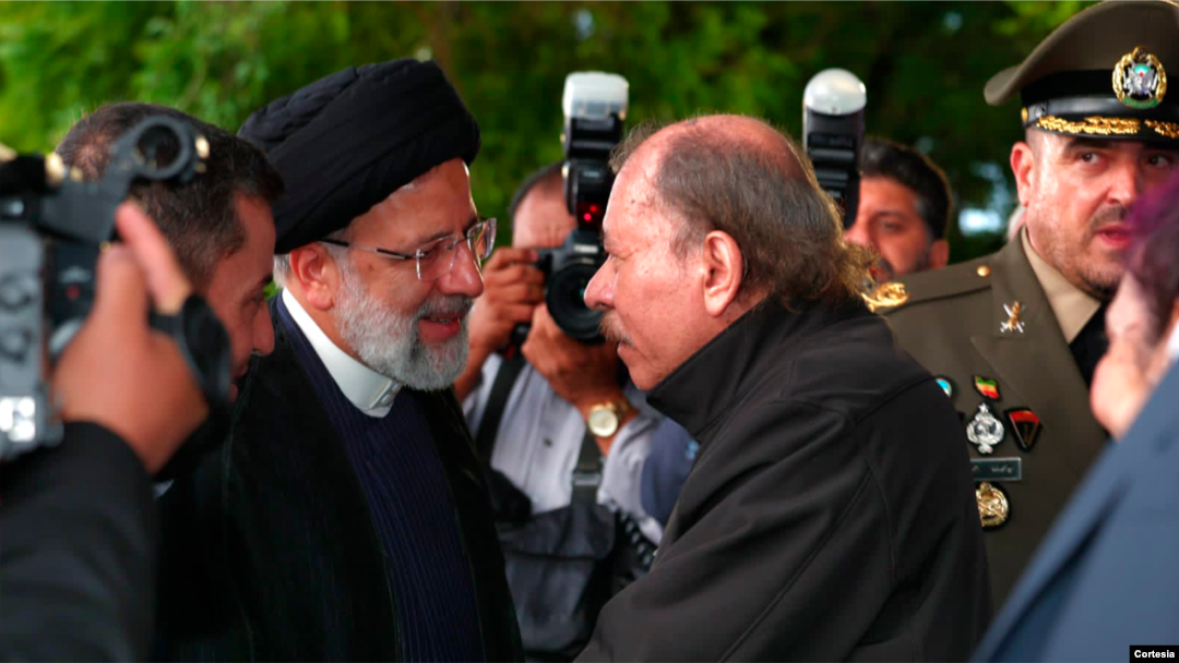 El presidente Daniel Ortega recibió con honores al mandatario de la República Islámica de Irán, Ebrahim Raisi, quien llegó al país este martes 13 de junio. Foto: Presidencia