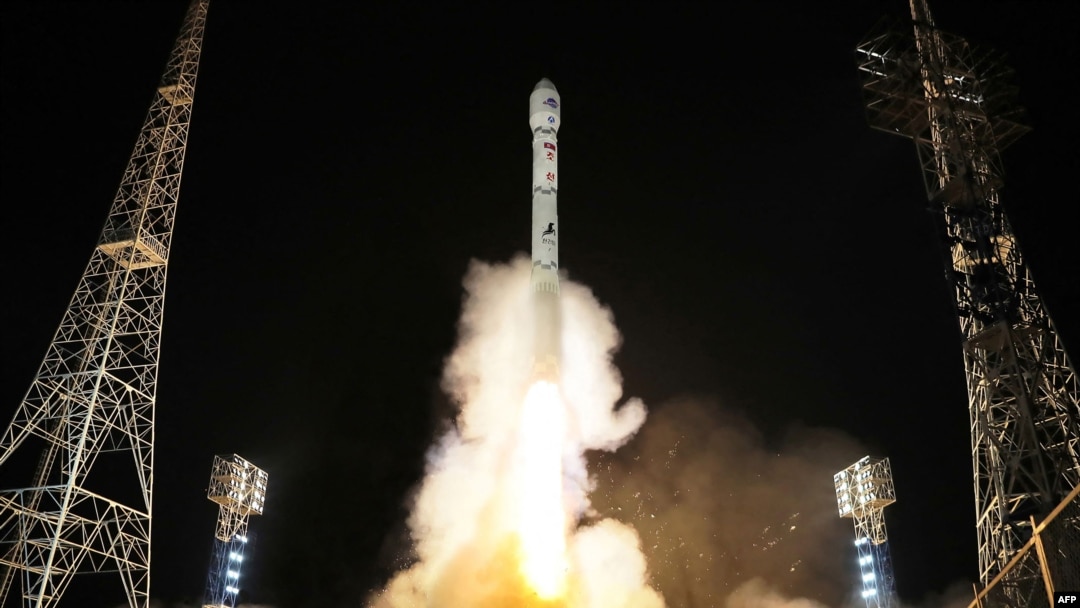 북한은 지난해 11월21일 오후 10시 42분에 평안북도 철산군 서해위성발사장에서 정찰위성 ‘만리경-1호’를 신형 로켓 ‘천리마-1형’에 탑재해 발사했다며 관영매체를 통해 사진을 공개했다.