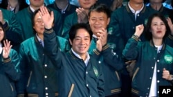2023 年7 月16 日，台灣台北，執政的民進黨總統候選人賴清德在民進黨黨代表大會上揮手致意。