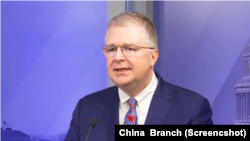 美國國務院東亞及太平洋事務助理國務卿康達（Daniel J. Kritenbrink）2024年2月21日在美國智庫大西洋理事會發表主題演講。 (影片截圖）