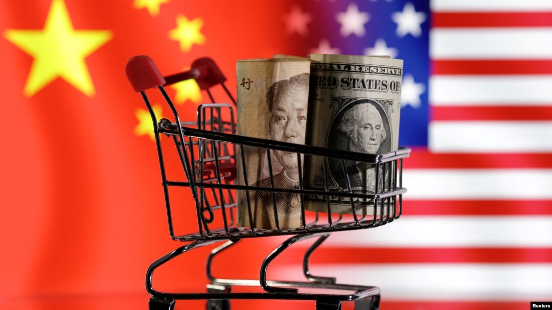美中國旗與裝有人民幣和美金的購物車圖示