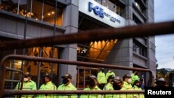 La policía está en guardia después de que el candidato presidencial de Ecuador, Yaku Pérez, marchara a la fiscalía en Quito, Ecuador, el 23 de febrero de 2021.