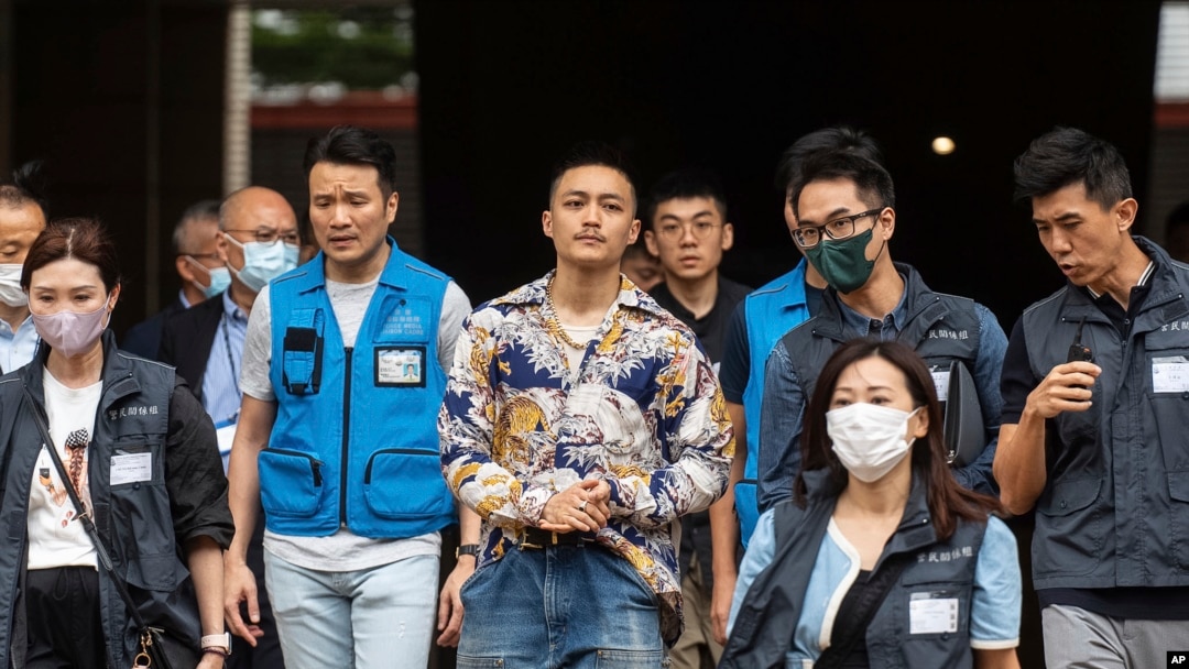 30일 홍콩 법원에서 유죄를 선고받고 법원을 떠나는 민주화 운동가 리유셴 씨. (자료사진)