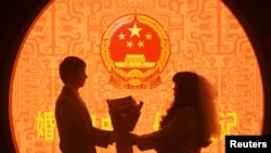 ཕྱི་ཟླ་གཉིས་པའི་ཚེས་༡༤ ཉིན་ཏེ་དགའ་བོའི་དུས་ཆེན་ཉིན་གཉེན་སྒྲིག་དེབ་སྐྱེལ་བྱེད་མཁན་གྱིས་རྟེན་འབྲེལ་གྱི་པར་བསྒྲོན་པ།