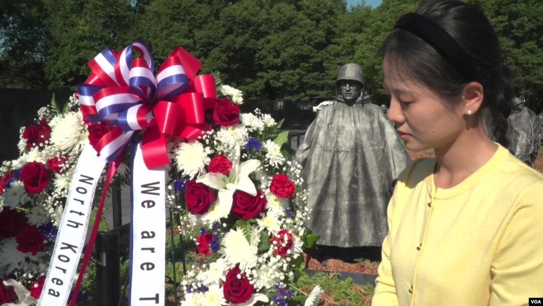 탈북 청년들이 27일 미국 워싱턴 D.C. 한국전 참전용사 기념공원에서 열린 한국전 정전 협정 71주년 기념식에 참석하고 행사에 앞서 기념비에 헌화했다.