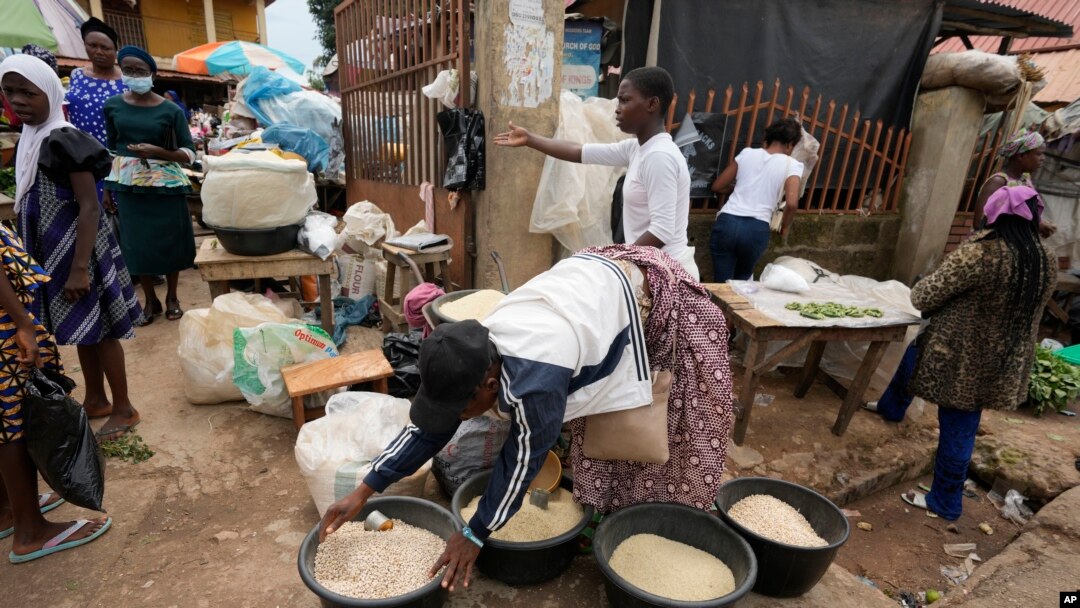 Baadhi ya kina mama wakiwa sokoni wanauza bidhaa mbalimbali huko kusini-magharibi mwa Nigeria. June 7, 2022.