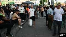 聚集在北京一處勞工人力市場上尋找日結薪水工作的工人（2023年8月15日）