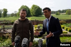 英國首相辛偉誠與到訪的烏克蘭總統澤連斯基在倫敦外的官方鄉村別墅契克斯舉行記者會。（2023年5月15日）