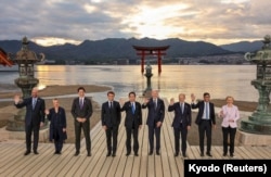 在日本廣島參加G7峰會的領導人參觀日本古蹟嚴島神社。（2023年5月19日）