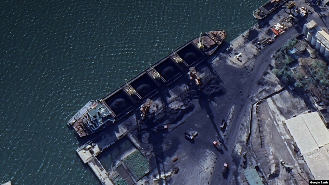 북한 남포 석탄항에 정박한 175m 길이의 선박. 적재함 속에 석탄이 가득하다. 자료=Airbus (via Google Earth)