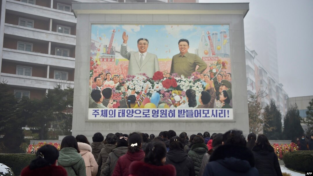 지난 1일 북한 평양 주민들이 김일성 김정은 부자 벽화에 참배하고 있다.