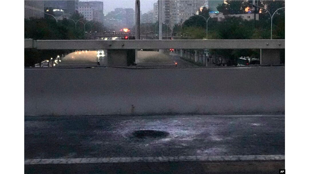 北京海淀區四通橋2022年10月13日有人懸掛要求習近平下台的橫幅。互聯網監管人員迅速刪除在社交媒體平台廣泛傳播的橫幅照片。圖為橋上被清理後留下的燃燒痕跡。