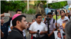 Monseñor Rolando Álvarez visita la antigua cárcel conocida como El Chipote en 2018. Foto Donaldo Hernández, VOA