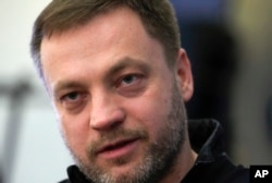 ARCHIVO - El ministro del Interior de Ucrania, Denys Monastyrskyi, habla durante una entrevista con The Associated Press en Kiev, Ucrania, el viernes 18 de marzo de 2022.
