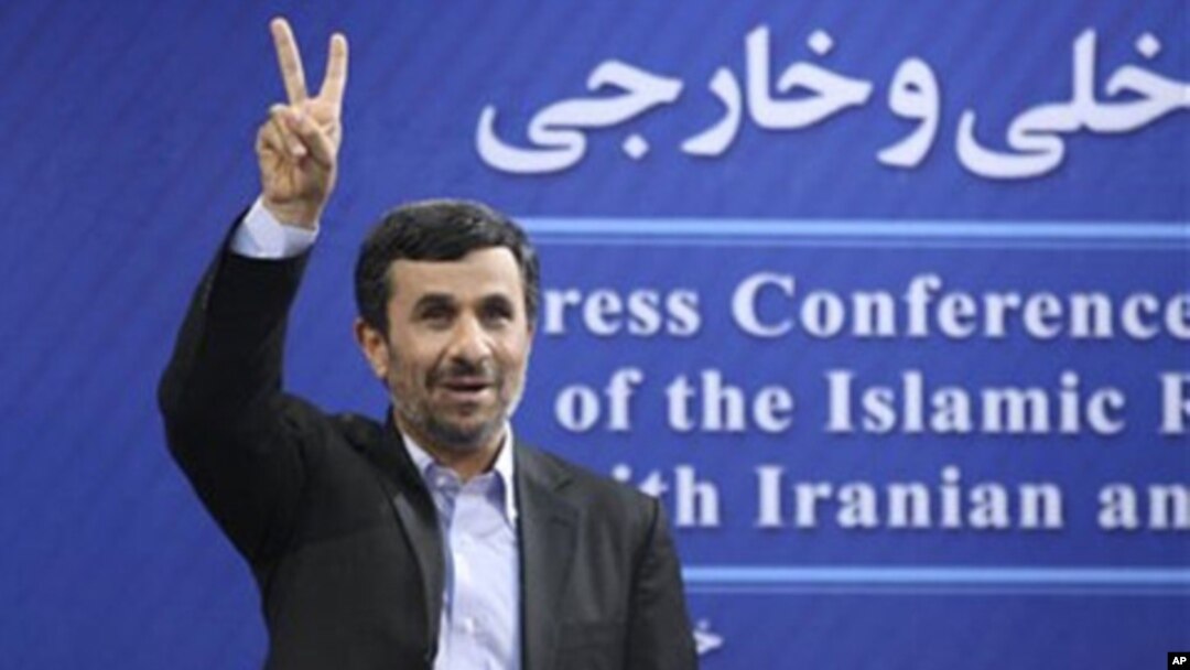 Iranian President Mahmoud Ahmadinejad flashes a victory sign at a press conference, Tehran, June 7, 2011 (file photo).