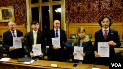 “重光團隊”成員與英國國會上議院議員奧爾頓勳爵（圖左一）， 和金融家布勞德 （圖中）出席報告發布會 。（美國之音/鄭樂捷）