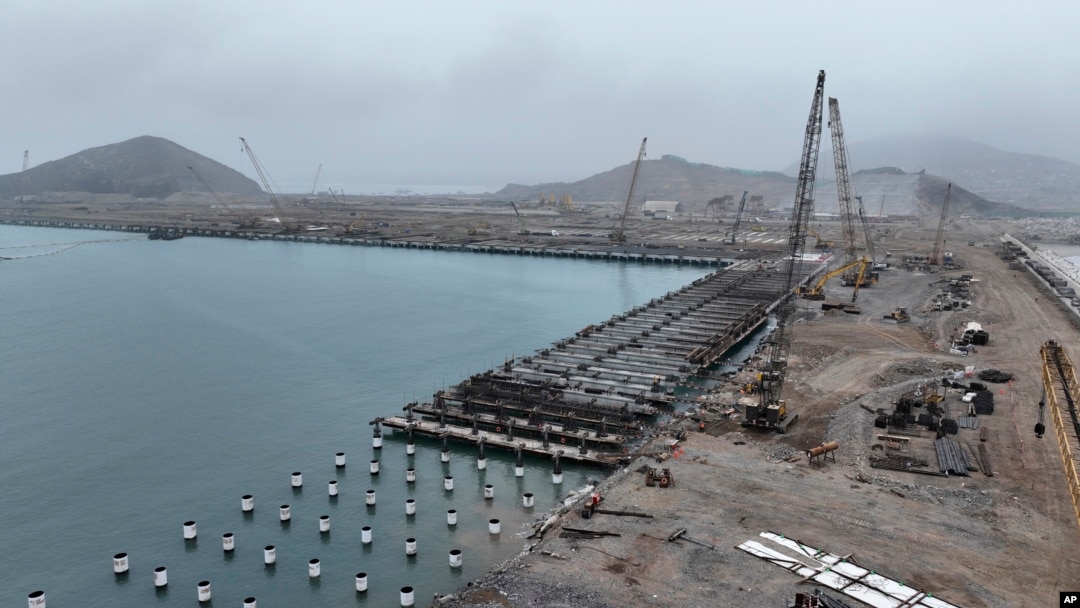 2023年8月22日起重機在秘魯錢凱的一家中國公司建造的多功能港口碼頭施工中工作