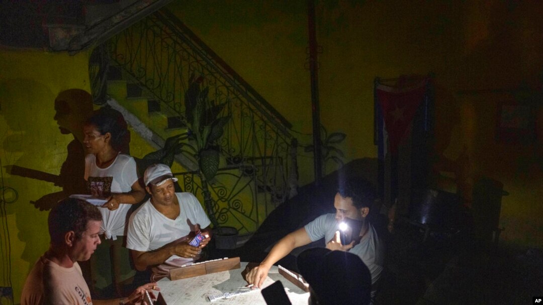 Las autoridades trabajaban durante la noche para restaurar el servicio a los 11 millones de habitantes del país, según un comunicado de la Unión Eléctrica de Cuba. 