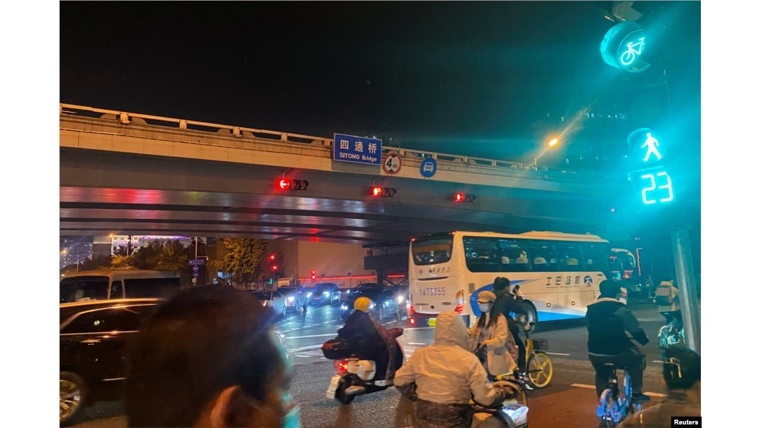 北京海淀區四通橋2022年10月13日有人懸掛要求習近平下台的橫幅。互聯網監管人員迅速刪除在社交媒體平台廣泛傳播的橫幅照片。圖為橋上橫幅被清理後的四通橋下。