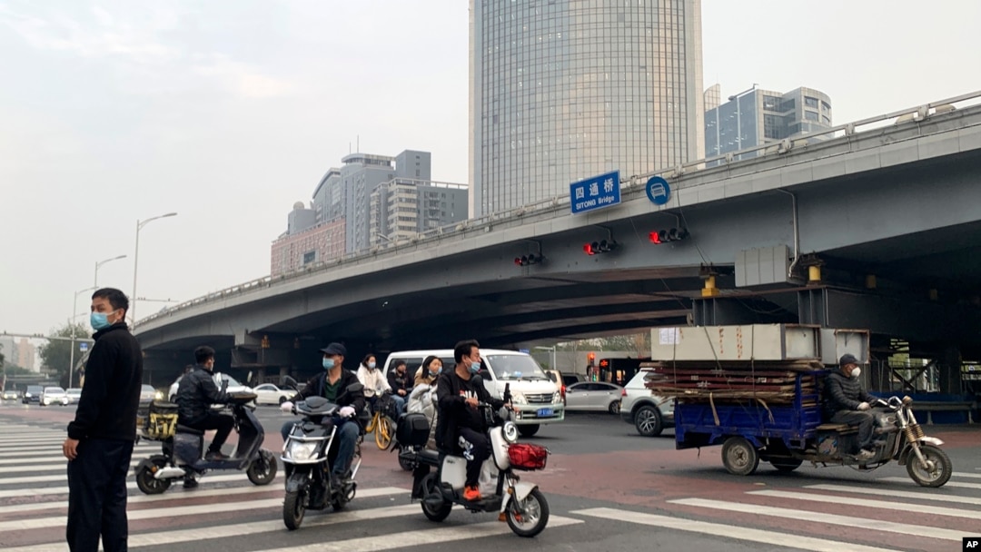 北京海淀區四通橋2022年10月13日有人懸掛要求習近平下台的橫幅。互聯網監管人員迅速刪除在中國社交媒體平台廣泛傳播的橫幅照片。圖為橋上橫幅被清理後的四通橋下。