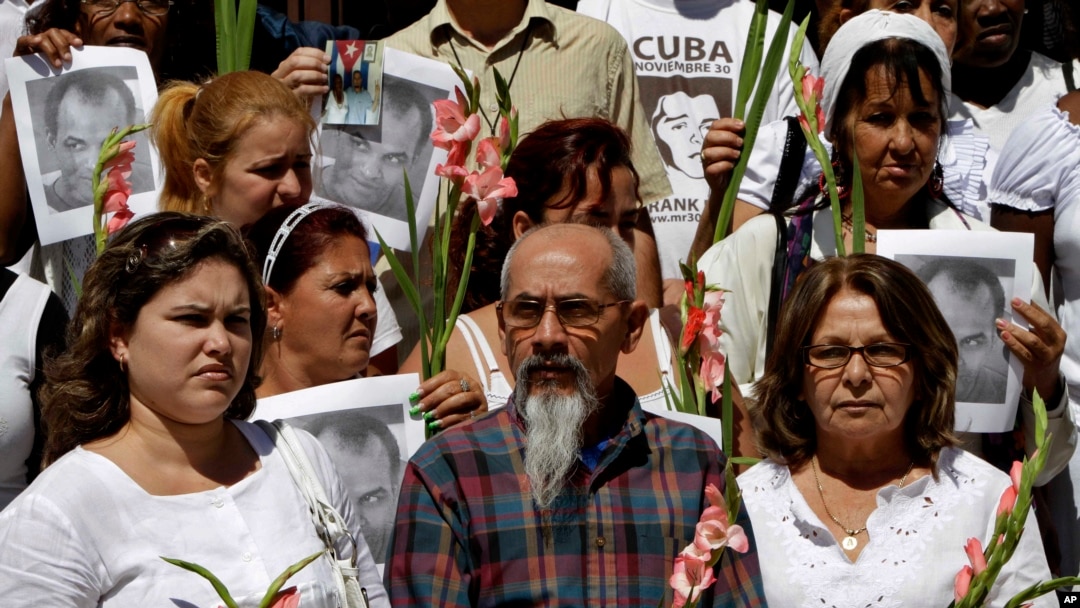 Eduardo Díaz Fleitas (centro), uno de los opositores cubanos de la Primavera Negra de 2003, quien se quedó en Cuba tras salir de prisión, es uno de los 11 disidentes que se han declarado en huelga de hambre y sed en la última semana.