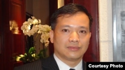 FILE - Lawyer Nguyen Van Dai, in a VOA interview, said that Vietnam and Myanmar "are both in Southeast Asia, so why is the dignity of Vietnamese lower than the people of Myanmar? Why don’t Vietnamese have democratic rights?"