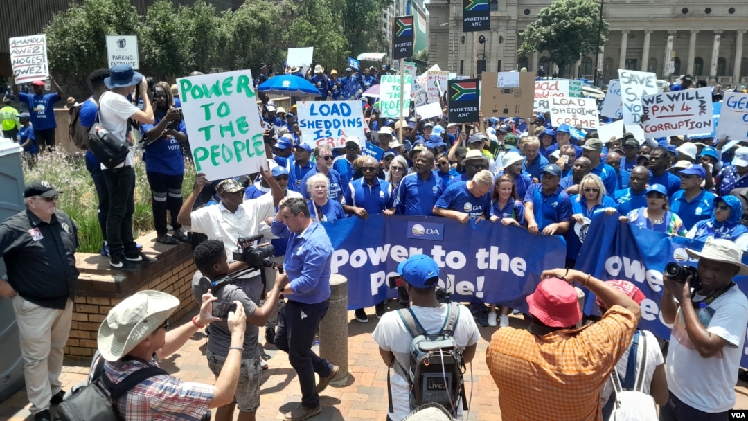 Democratic Alliance protesters at a rally in Johannesburg, South Africa on Jan. 25, 2023. (Kate Bartlett/VOA)