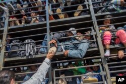 En camiones y vehículos de carga miles de migrantes han continuado su ruta hacia EE.UU.