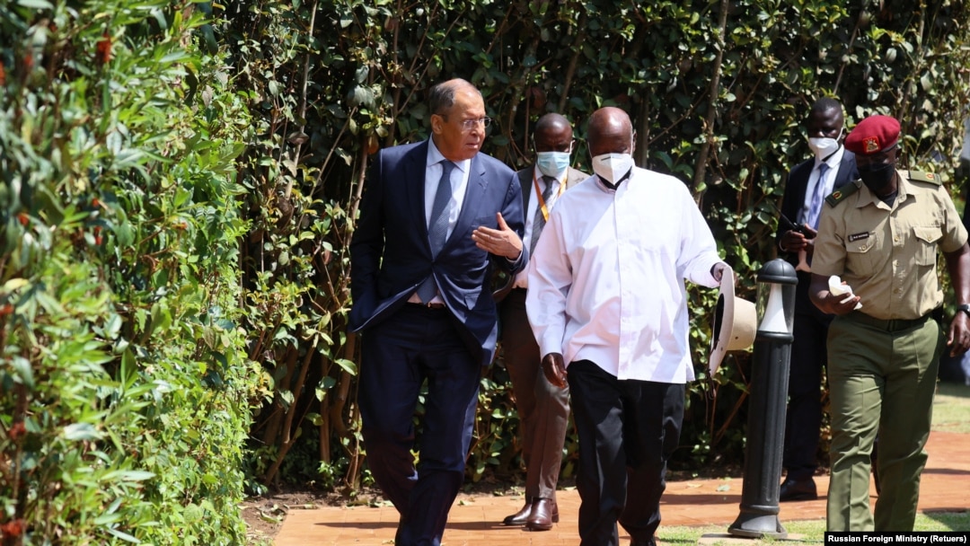 Rais wa Uganda Yoweri Museveni (kulia, amebeba kofia) akiwa na waziri wa mambo ya nje wa Russia Sergei Lavrov katika ikulu ya rais ya Entebbe, Uganda. July 26, 2022. PICHA: Ofisi ya rais wa Uganda
