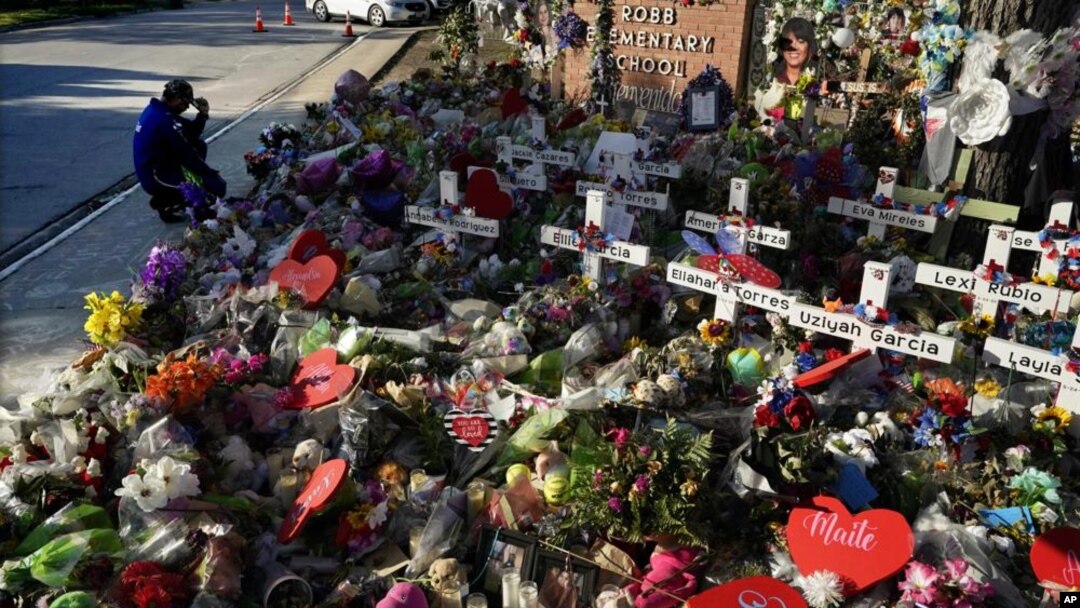 Archivo - Un hombre se arrodilla el 2 de junio de 2022 frente a un sitio en memoria de las víctimas de un tiroteo en la escuela primaria Robb ocurrido el 24 de mayo, en Uvalde, Texas. (AP Foto/Eric Gay, Archivo)