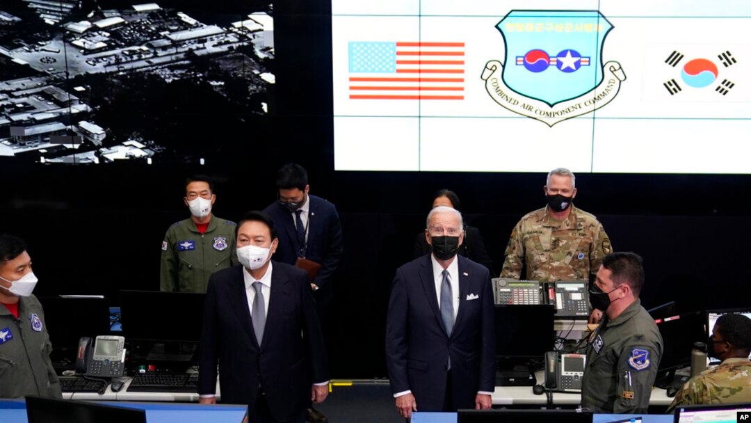 지난 5월 방한한 조 바이든 미국 대통령과 윤석열 한국 대통령이 오산 미 공군기지에 있는 항공우주작전본부(KAOC) 작전조정실을 함께 방문했다.