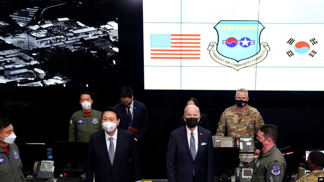 지난 5월 방한한 조 바이든(가운데 오른쪽) 미국 대통령이 윤석열(가운데 왼쪽) 한국 대통령과 함께 오산 미 공군기지에 있는 항공우주작전본부(KAOC) 작전조정실을 방문하고 있다. (자료사진)