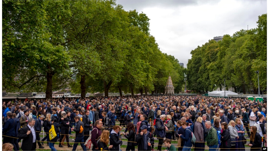 Watu wakingojea kutoa heshim zao za mwisho kwa Malkia Elizabeth II, nje ya Ukumbi wa Westminster, London.