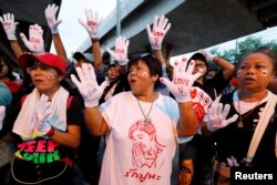 Supporters of ousted former Thai Prime Minister Yingluck Shinawatra wait for her at the Supreme Court in Bangkok, Thailand, Aug. 25, 2017.