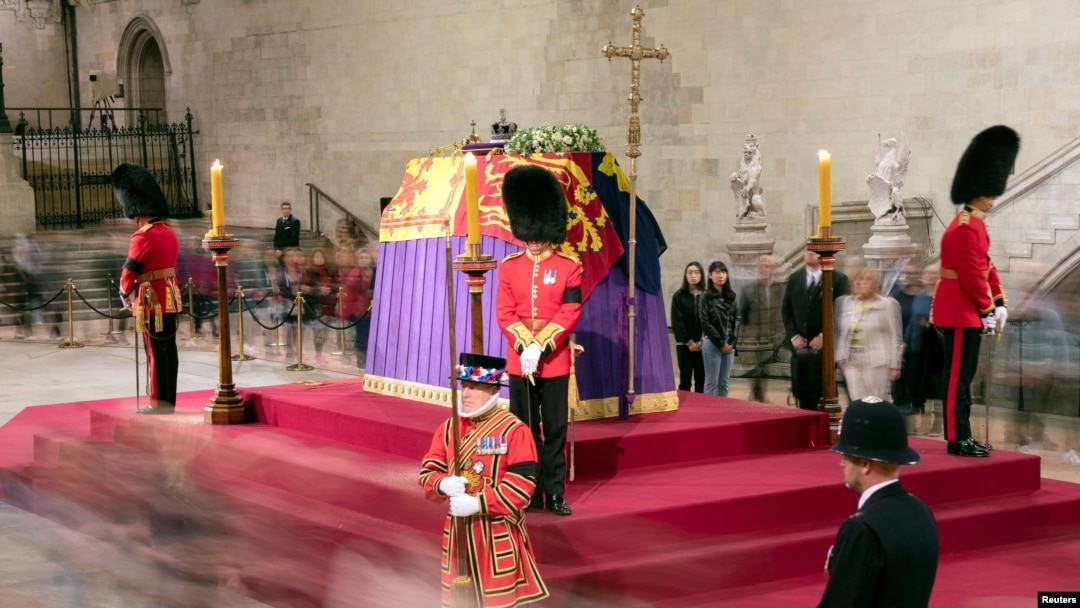 Jeneza la hayati Malkia Elizabeth wa Uingereza likiwa katika Ukumbi wa Westminster, London, Uingereza.