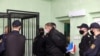 Активиста оппозиции сопровождают в клетку обвиняемого перед оглашением приговора по по обвинению в организации массовых беспорядков и разжигании социальной розни, СИЗО в Гомеле, Беларусь (архивное фото).