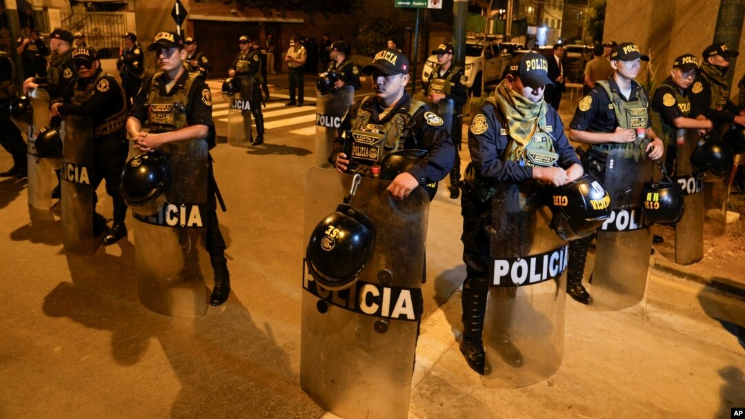 Agentes de la policía hacen guardia en el exterior de la casa de la presidenta de Perú, Dina Boluarte, durante un allanamiento para incautar relojes de lujo dentro de una investigación preliminar por presunto enriquecimiento ilícito, en Lima, Perú, el 30 de marzo de 2024. 
