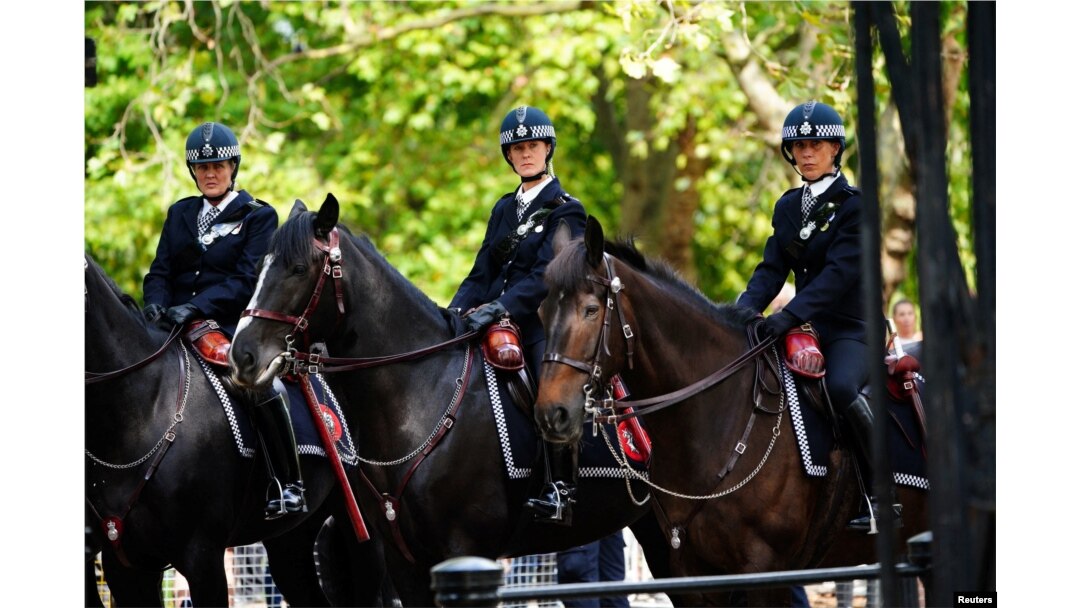 Polisi wakiwa wanafanya doria nje ya Kasri ya Buckingham , London, Uingereza.