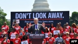 El líder de los demócratas en el Senado, Chuck Schumer, habla en en un acto contra la violencia de las armas de fuego en Washington, DC, el 8 de junio de 2022. 