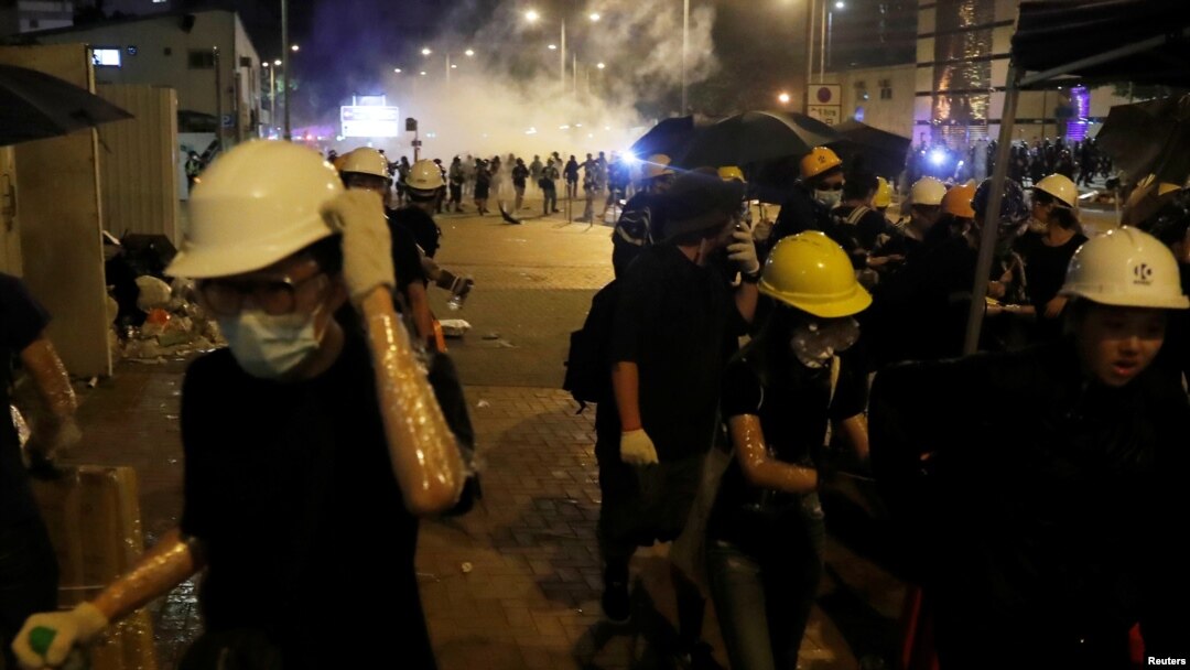 在抗議者衝入香港立法會後，警察在立法會外施放催淚瓦斯。圖為立法會外地抗議者。
