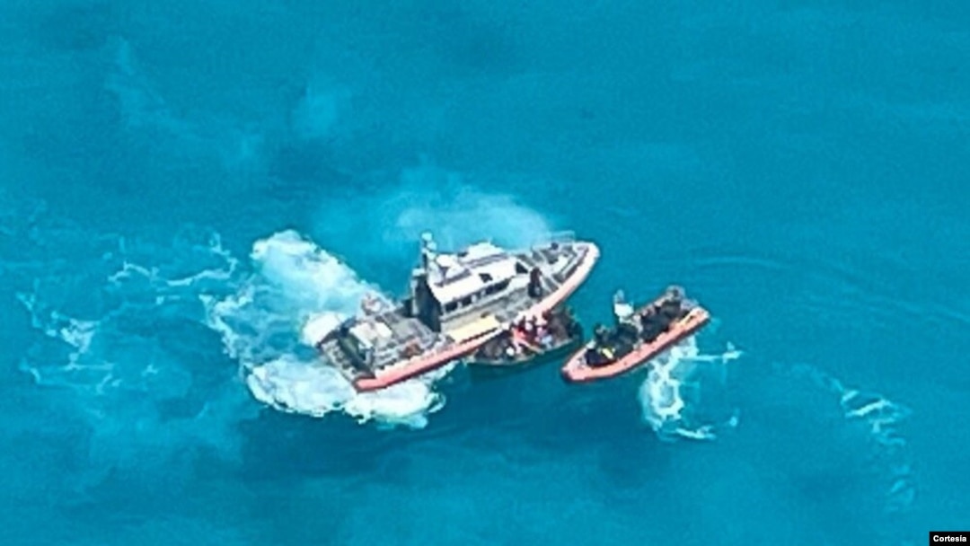 Una embarcación de balseros cubanos es interceptada por el Servicio de Guardacostas de EE. UU., en julio de 2021. [Foto: cortesía de la USCG].