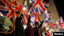 香港抗議者手舉英國國旗在英國駐港總領事館前示威。 （2019年10月23日）
