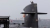 台灣總統蔡英文2017年3月21日在高雄海軍基地的一艘潛艇上揮手。