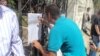 Venezolanos salen a votar pero acaparan alimentos