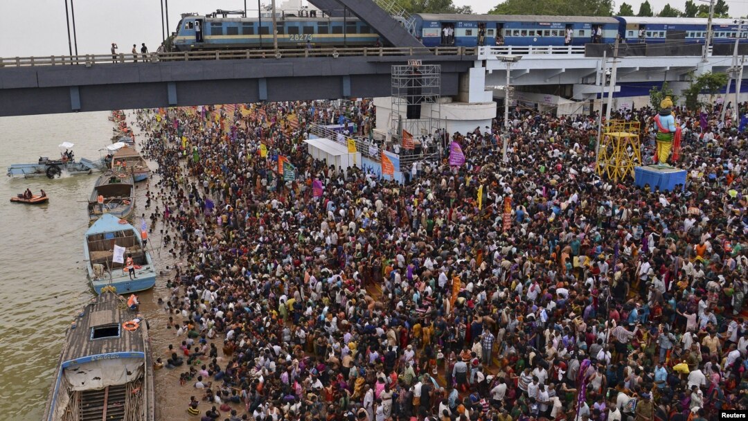 Devotees crowd to attend the Maha Pushkaralu, a Hindu festival, on the banks of river Godavari at Rajahmundry in Andhra Pradesh, India, July 14, 2015.