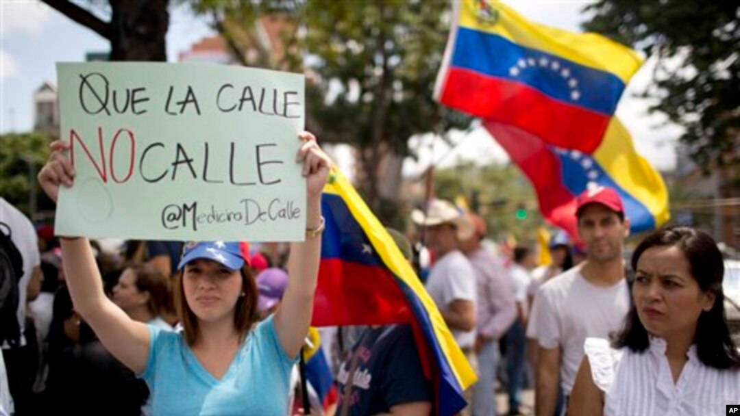 Estudiantes y opositores participaron en una nueva marcha antigubernamental este viernes en Caracas.